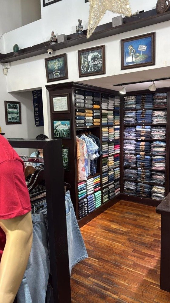 EXCELENTE LOCAL COMERCIAL CON 2 COCHERAS