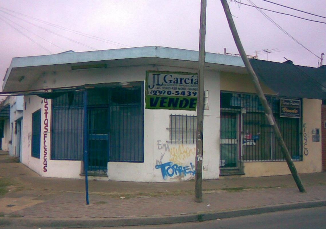 LOCAL CON VIVINEDA EN VENTA 