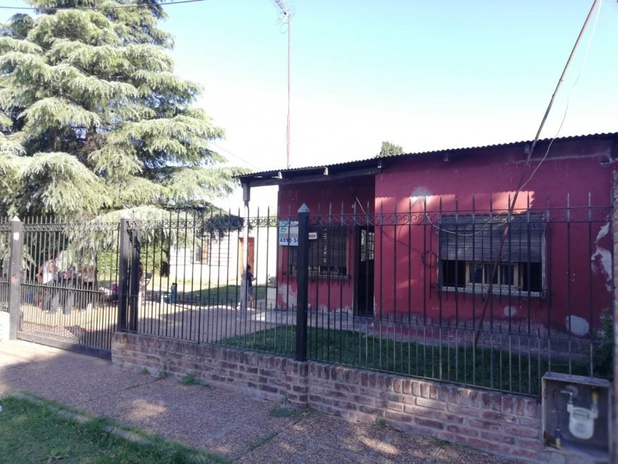 CASA CON AMPLIO PATIO Y QUINCHO 