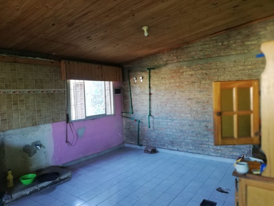 CASA CON AMPLIO PATIO Y QUINCHO 