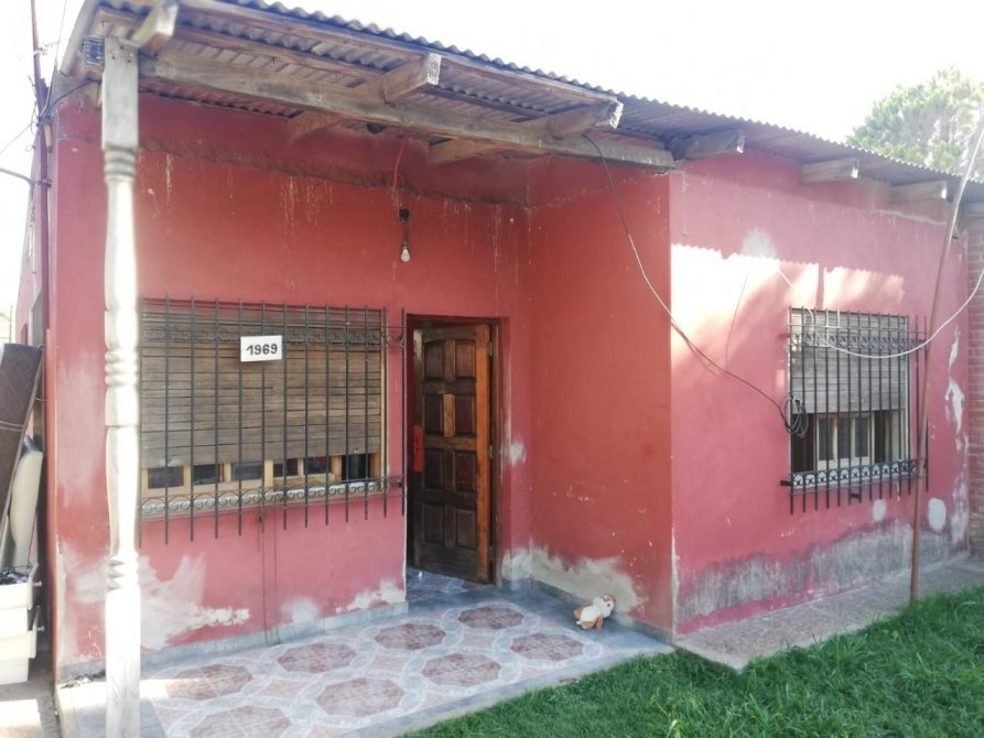 CASA CON AMPLIO PATIO Y QUINCHO 