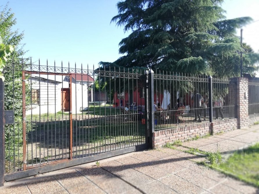CASA CON AMPLIO PATIO Y QUINCHO 