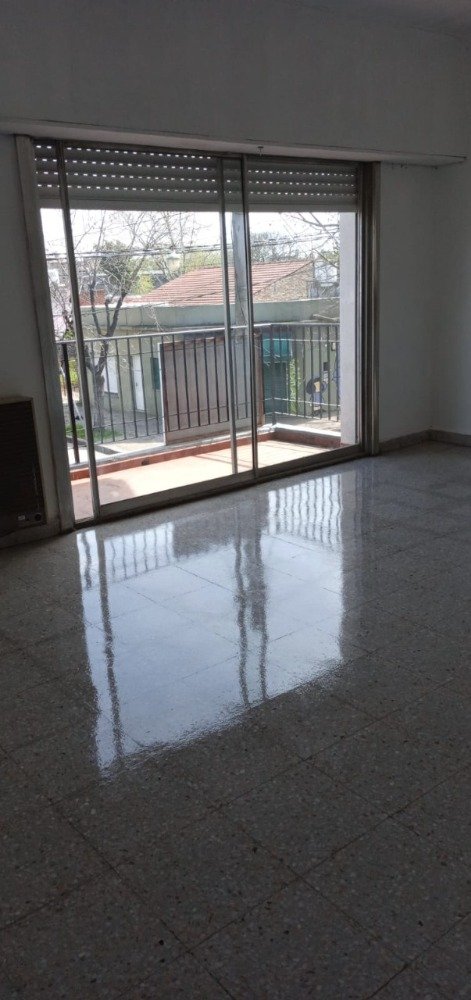 CHALET 4 AMBIENTES CON LOCAL COMERCIAL