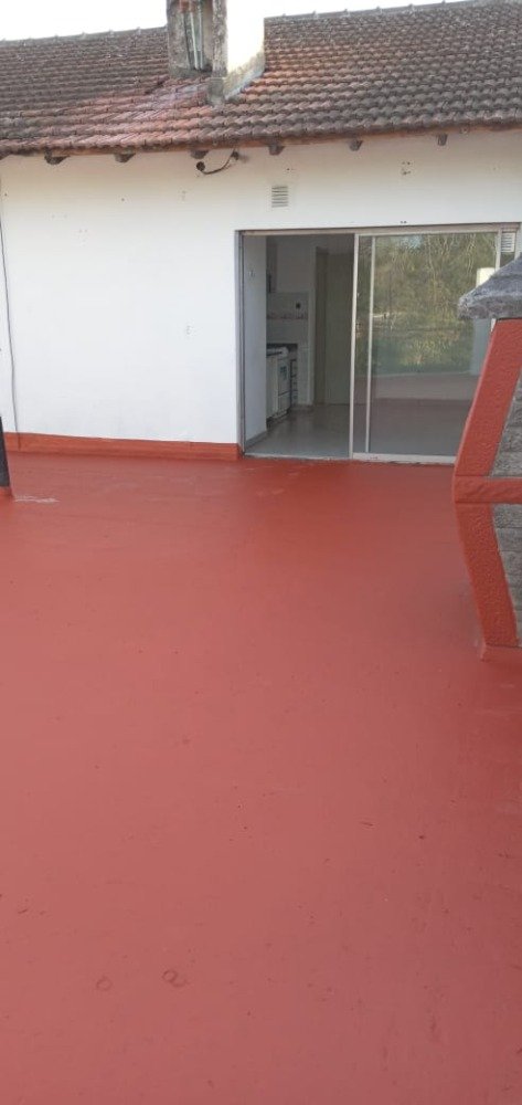 CHALET 4 AMBIENTES CON LOCAL COMERCIAL