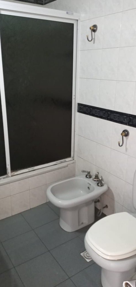 CHALET 4 AMBIENTES CON LOCAL COMERCIAL