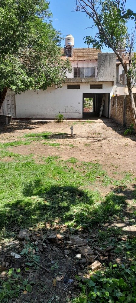 CHALET 4 AMBIENTES CON LOCAL COMERCIAL