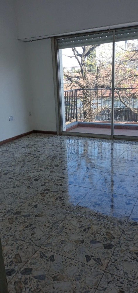 CHALET 4 AMBIENTES CON LOCAL COMERCIAL