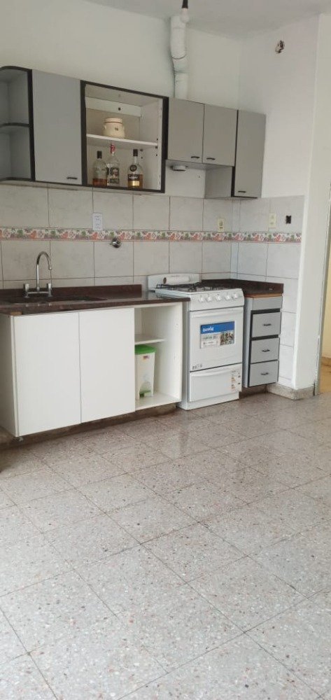CHALET 4 AMBIENTES CON LOCAL COMERCIAL
